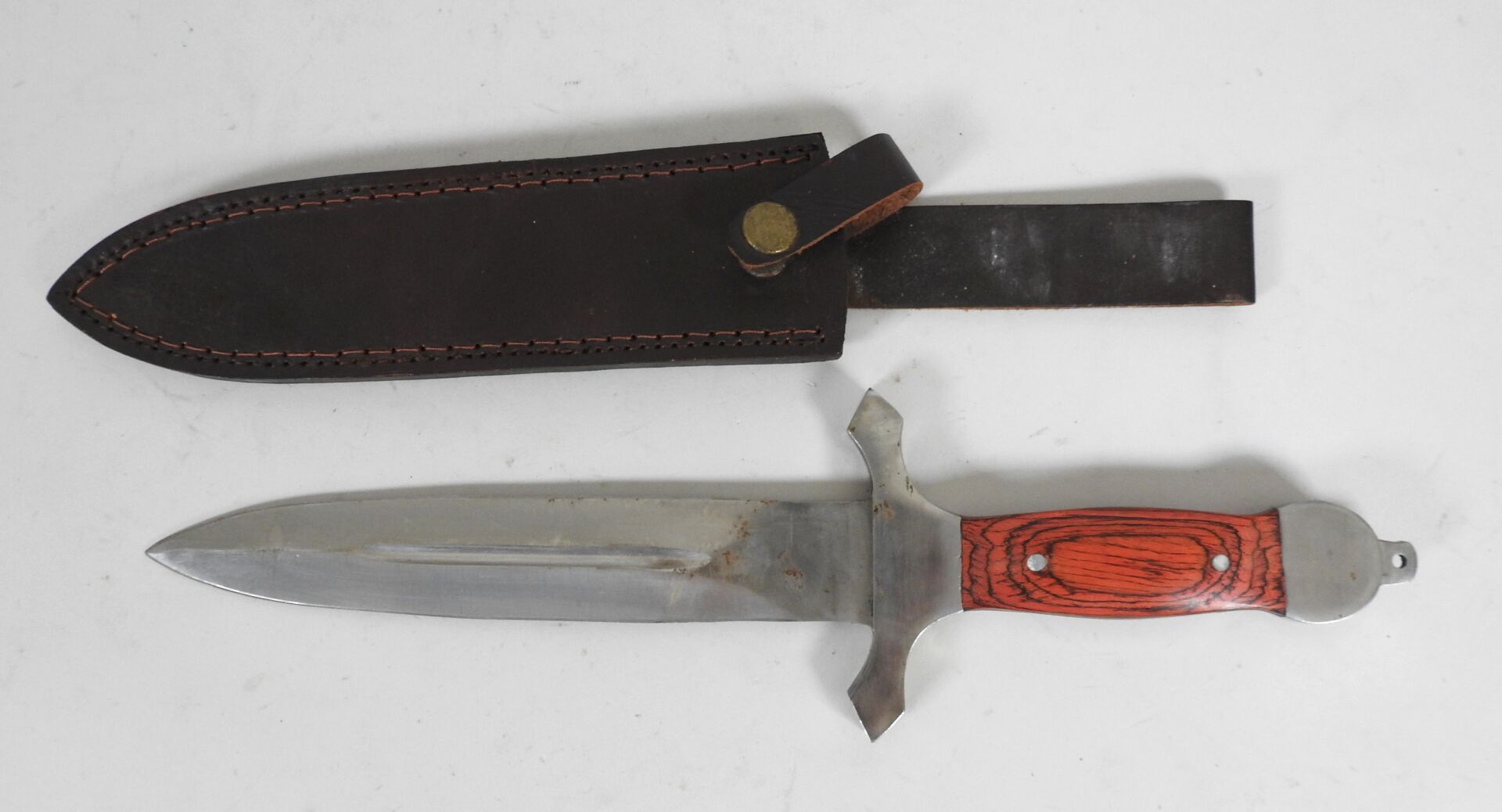 Null 狩猎匕首，20厘米不锈钢刀刃，刀柄有两块染红的木板。

带皮制刀鞘。

总长度：36厘米。