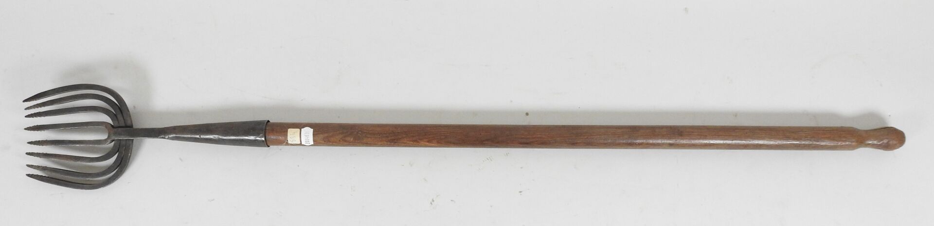 Null 锻铁的八齿鳗鱼杆。木制手柄。

19世纪末和20世纪初的北欧作品。

长度：92厘米。