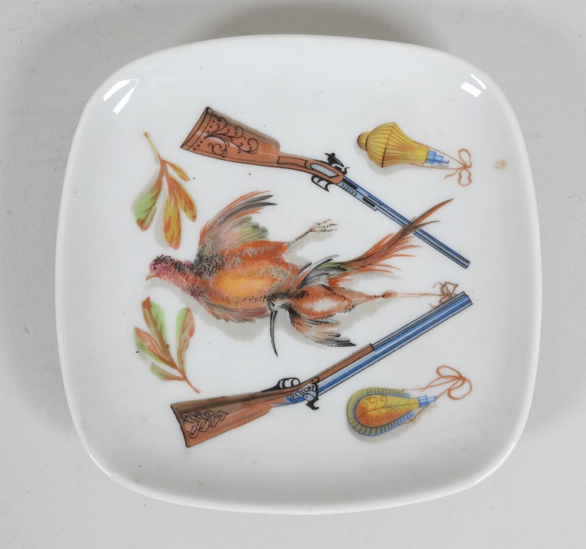 Null 利莫盖斯。

小瓷杯，绘有鹬鸟和野鸡的狩猎战利品。

签名：乔治-博耶。

12 x 11,5厘米。