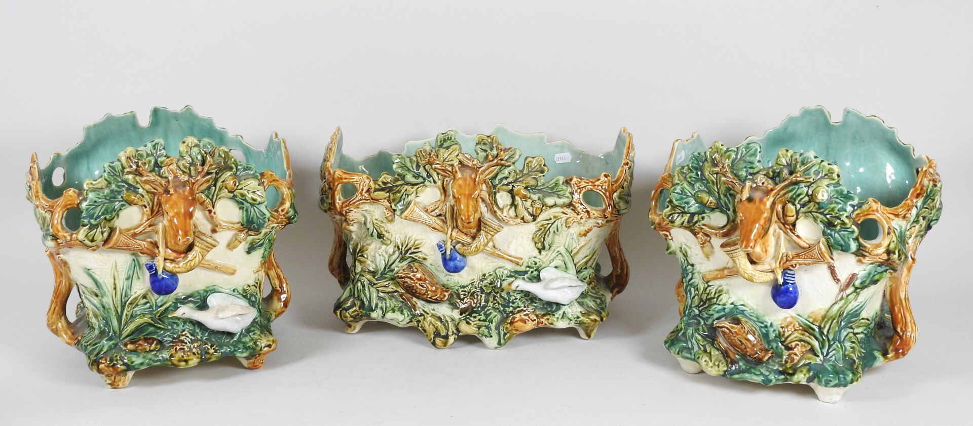 Null Importante garniture en faïence polychrome comprenant une jardinière et deu&hellip;