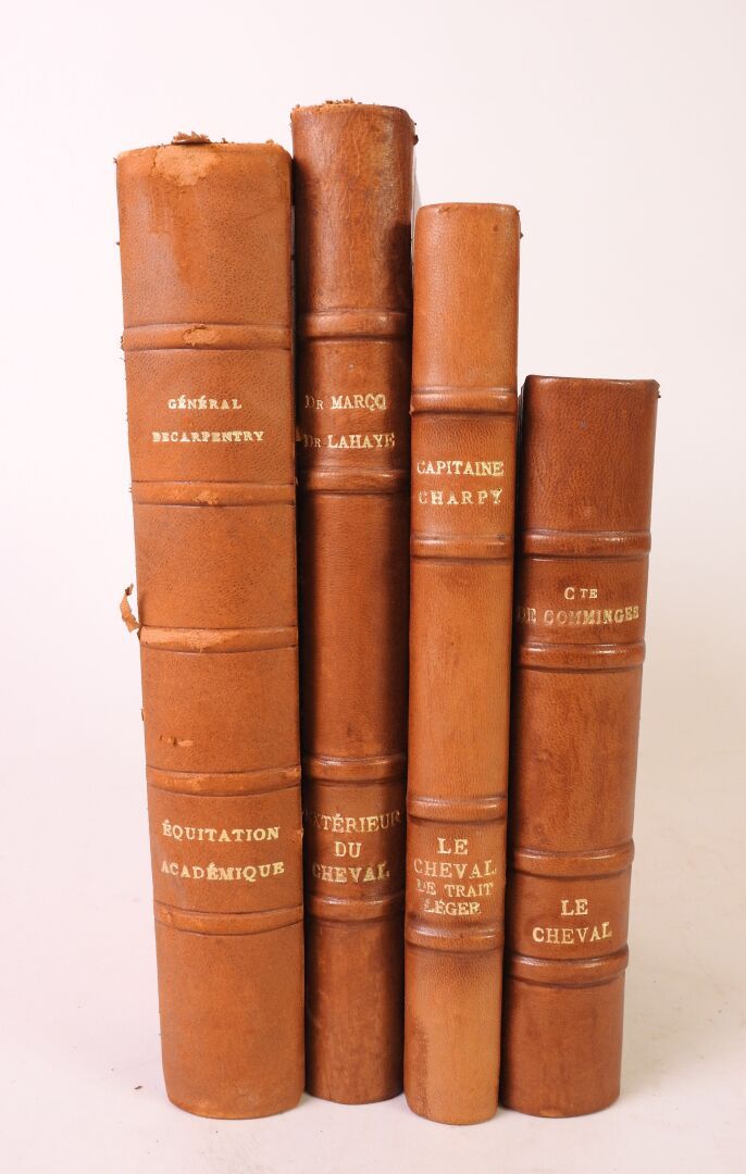Null 一批四本关于马的书籍，包括

- MARCQ博士和LAHAYE博士。马的外观。 1934年

--一般声明。马术比赛。巴黎, Henri Neveu,&hellip;