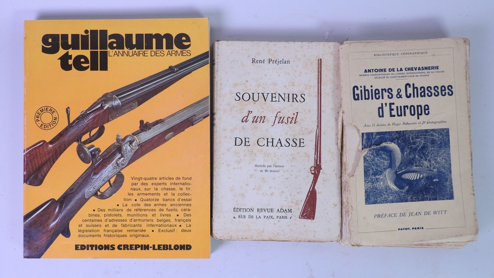 Null 一批三本狩猎书籍，包括

-纪尧姆-泰尔，《武器年鉴》，第一版。Crépin-Leblond出版社。 1974年。

- 勒内-普雷杰兰。记忆中的猎枪&hellip;