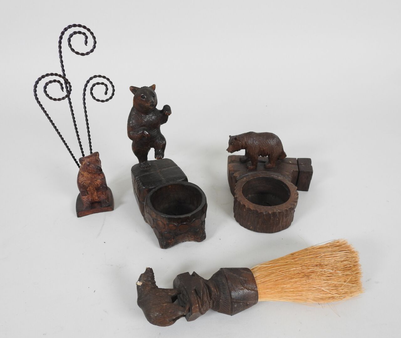 Null Lot de quatre sujets en bois sculpté et métal représentant des ours dont un&hellip;