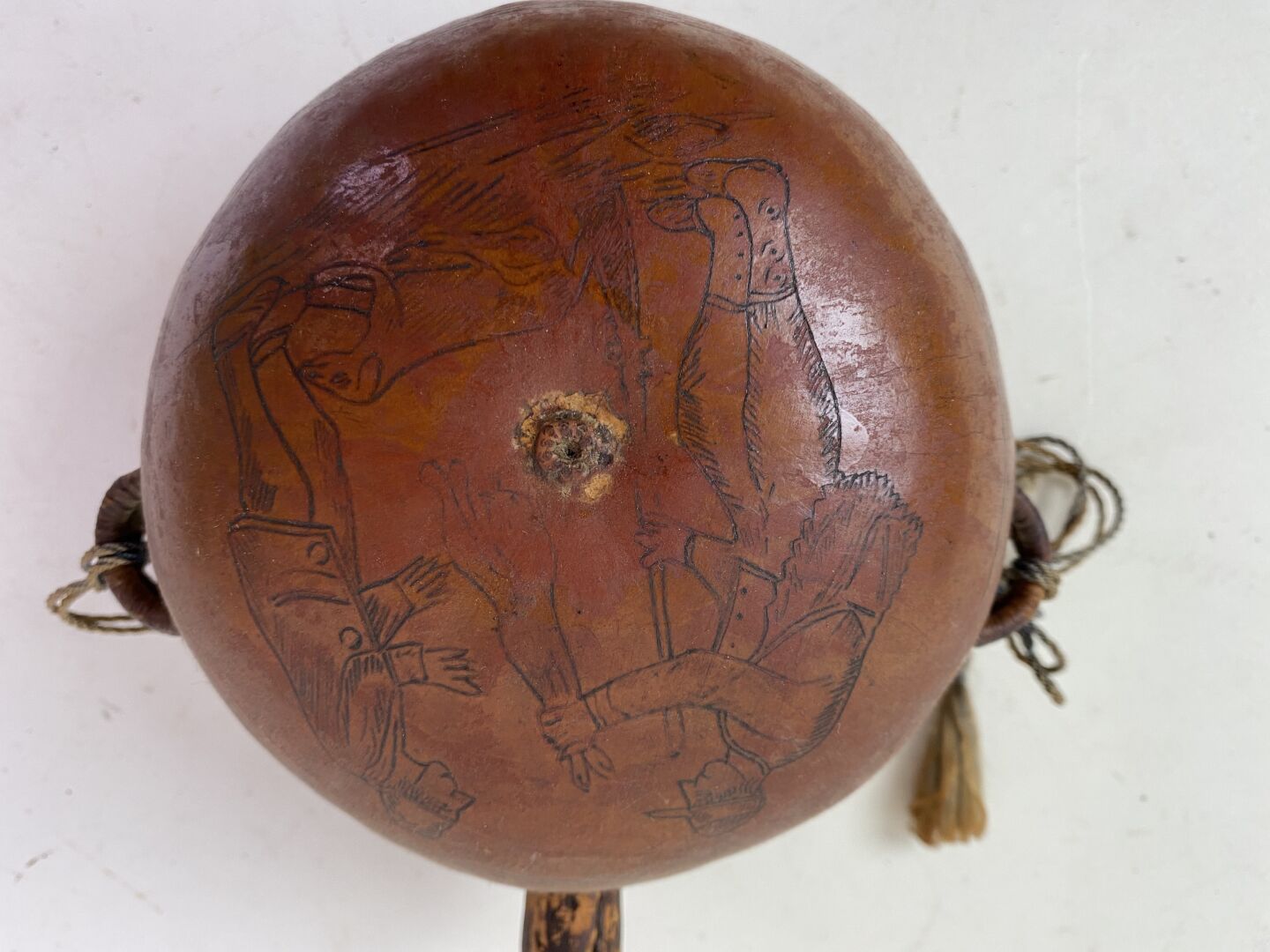 Null 一个coloquint形状的火药瓶，刻有狩猎场景，标有 "1894年里昂世博会"。

直径12厘米。