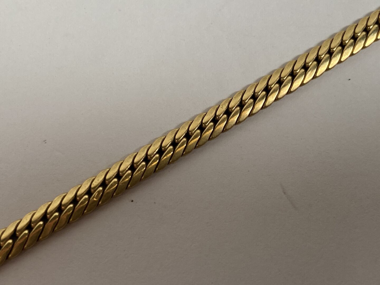 Null 18K黄金手镯，带扁形卷边链。

重量：4克。

L. 19 cm.