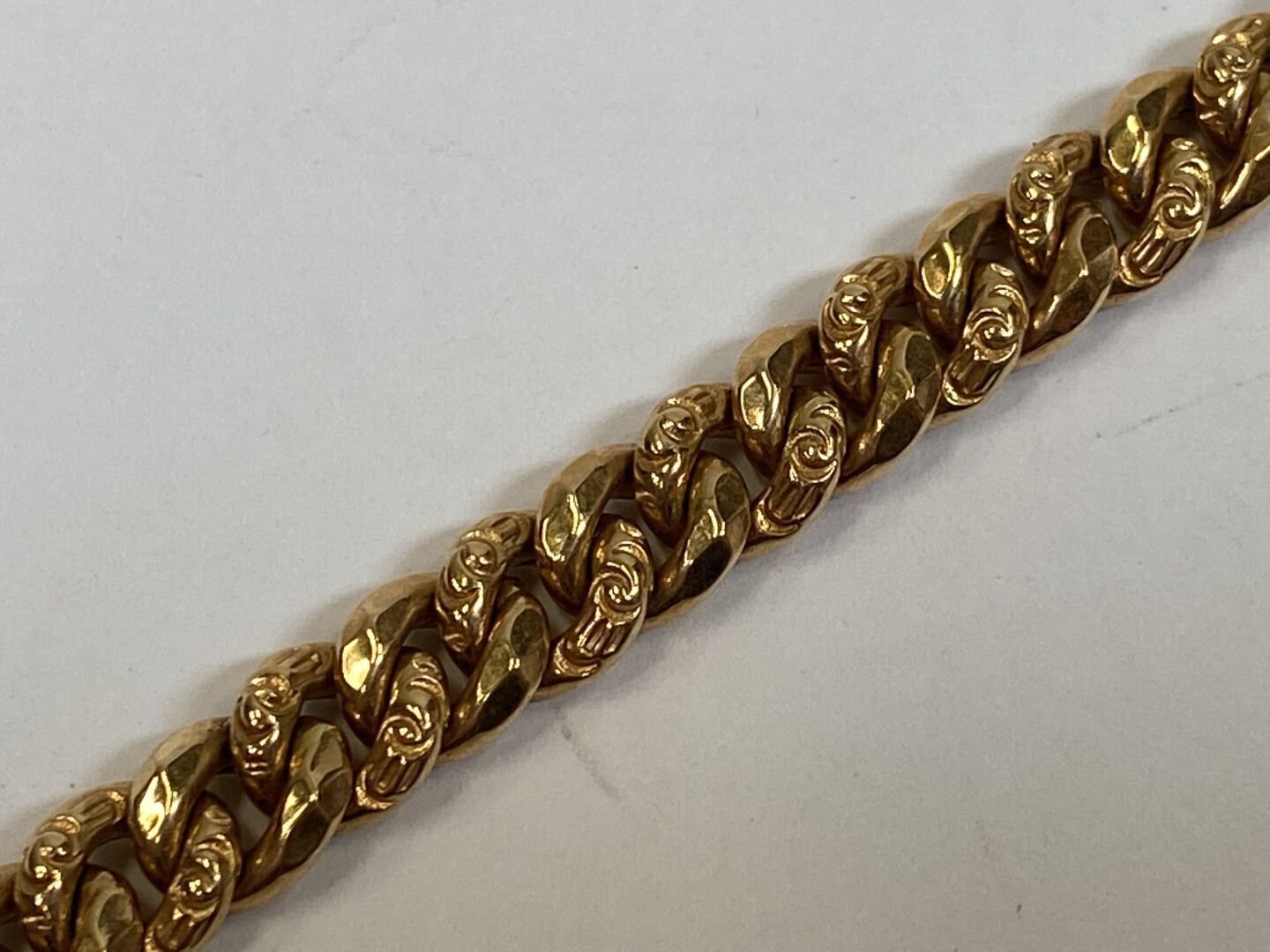 Null 18K黄金手镯，带有美食链节，刻有风格化的图案。

重量：5.9克。

长16.5厘米。