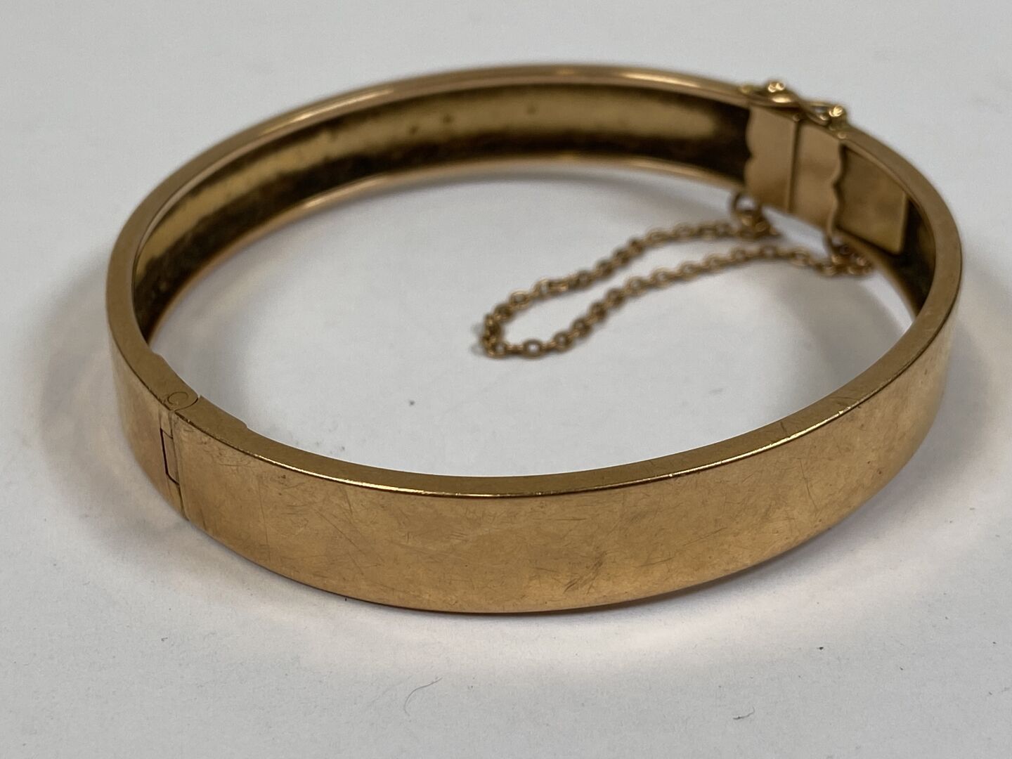 Null Bracelet lisse articulé en or jaune 18K. Avec chaînette de sécurité.

Poids&hellip;