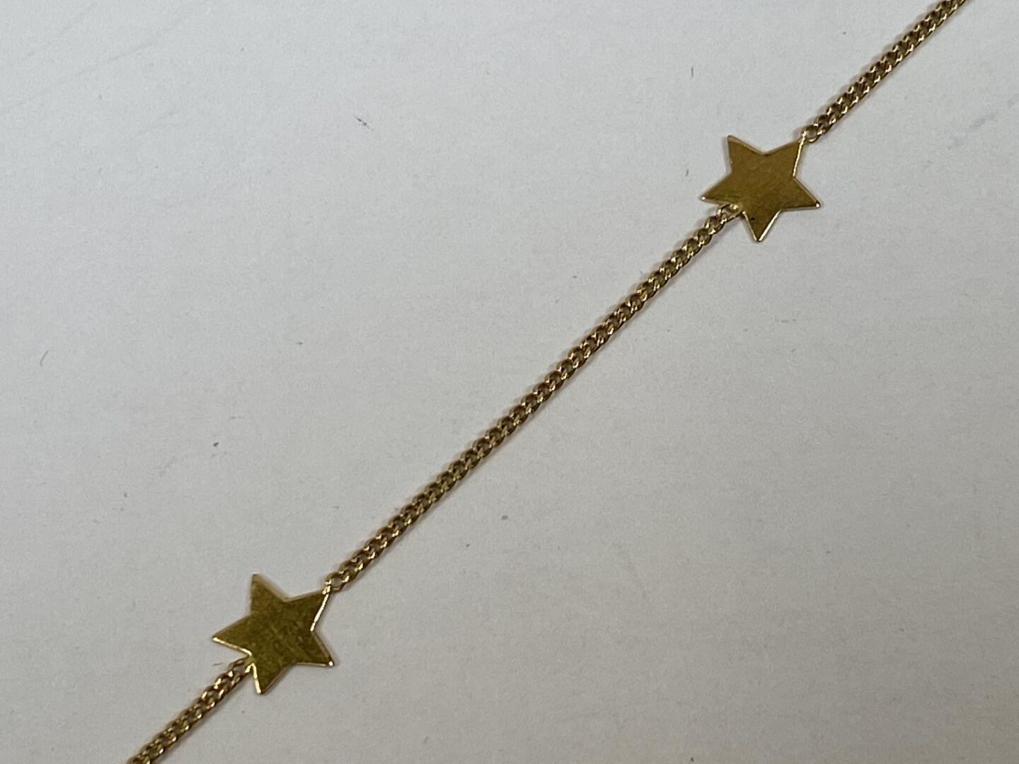 Null Bracelet in 18K yellow gold with small stars.

Weight : 1,1 g.

L. 17,5 cm.