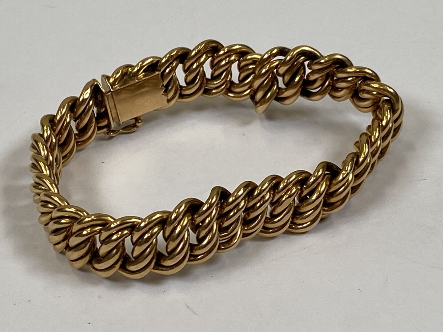 Null Bracelet in 18K yellow gold with interlaced links.

Weight : 23,5 g.

L. 18&hellip;