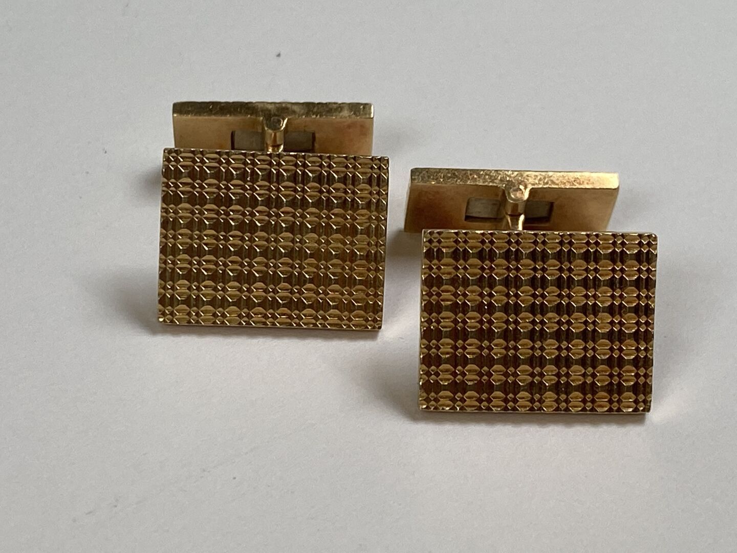 Null Pair of cufflinks in 18K yellow gold with quadrille decoration.

Weight : 1&hellip;
