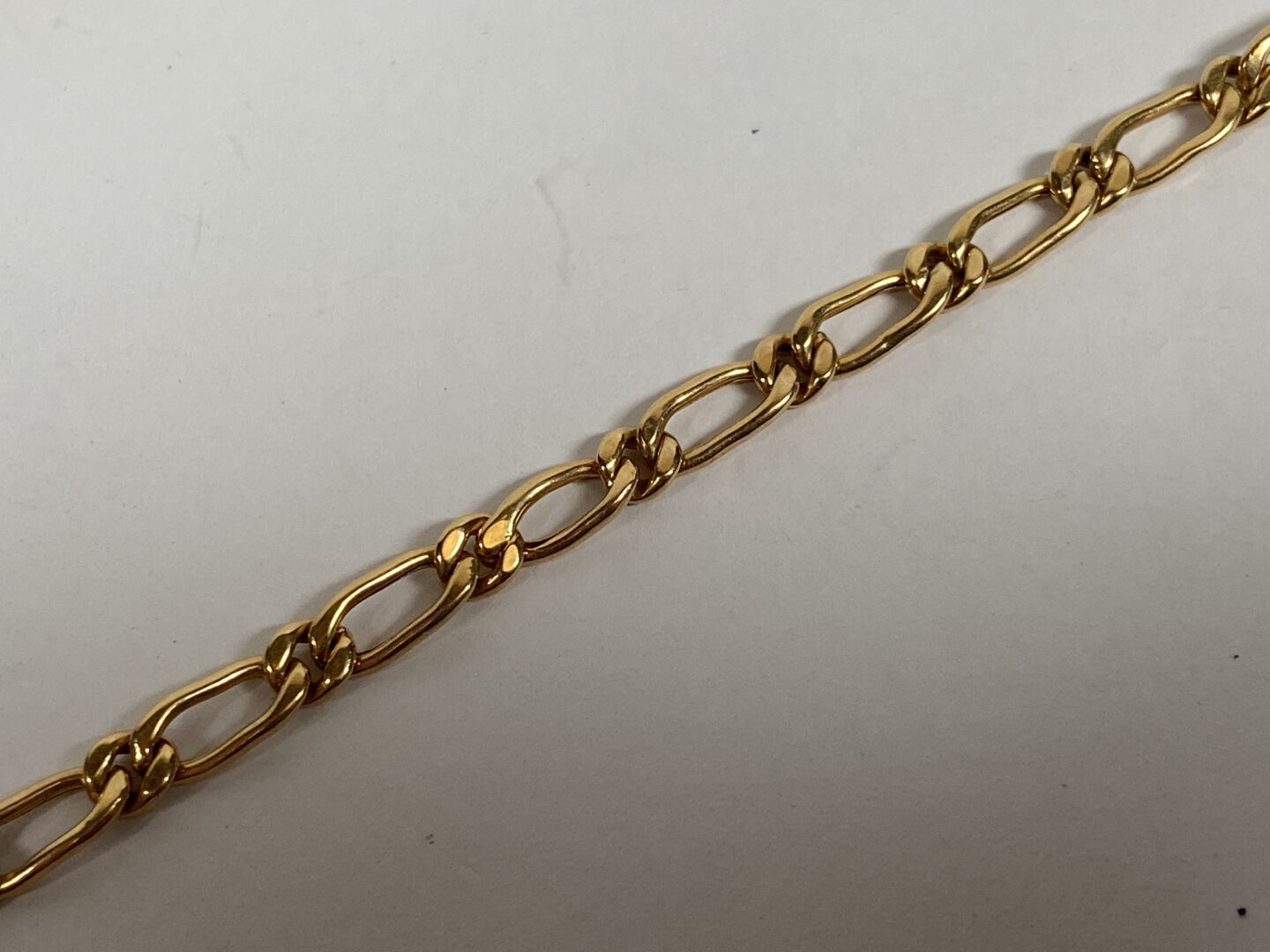 Null 18K黄金手镯，带弯钩链。

重量：4.6克

L. 18 cm.