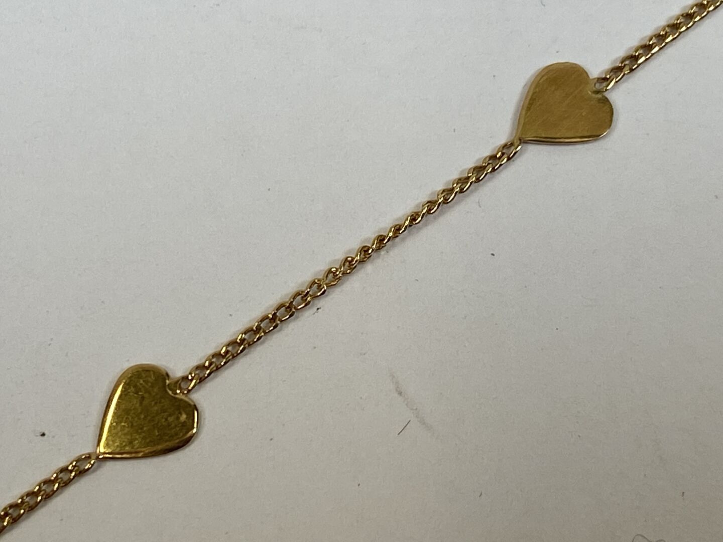 Null Bracciale in oro giallo 18 carati con cuoricini.

Peso: 1,3 g.

L. 18 cm.