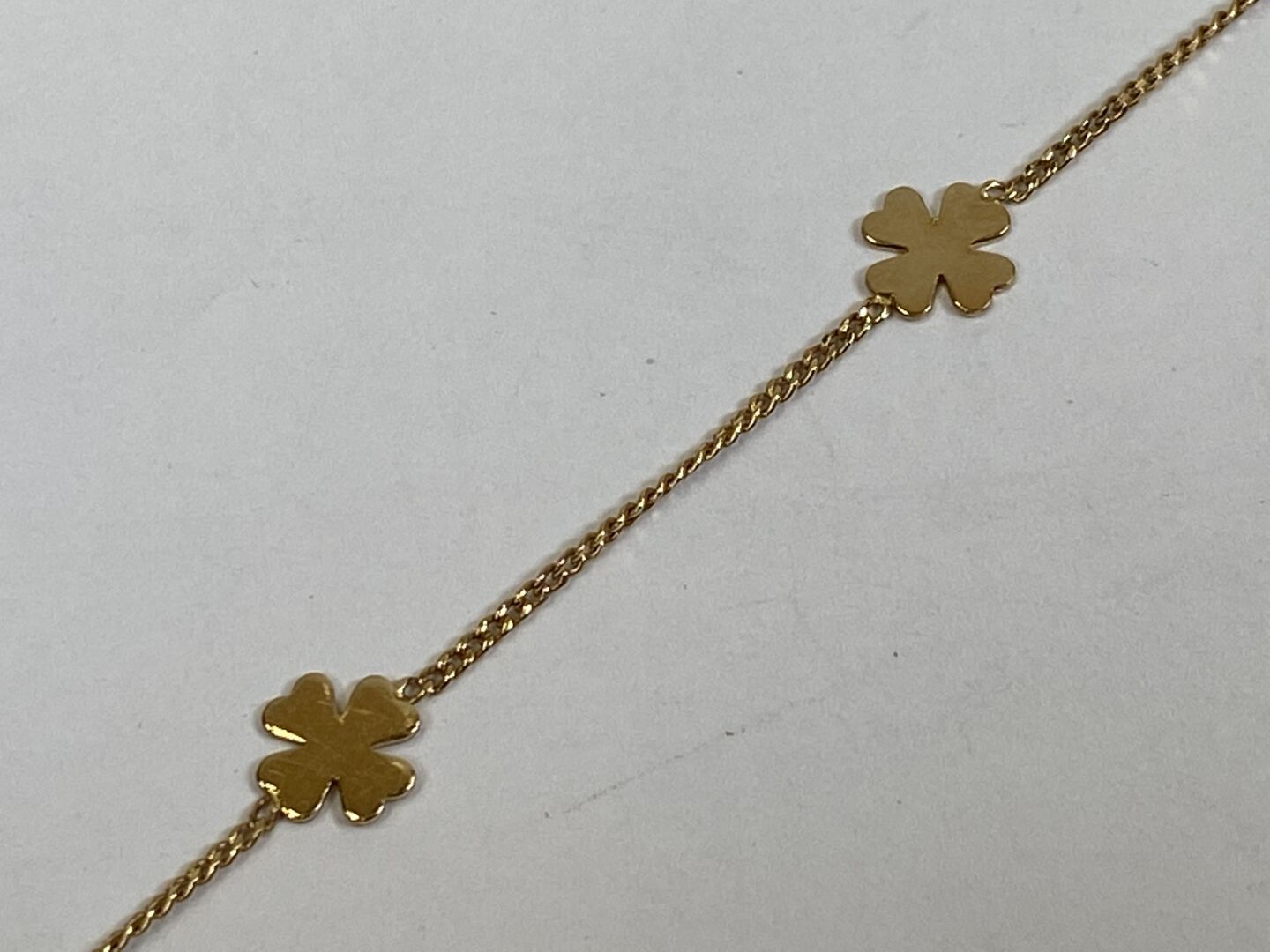 Null Bracciale in oro giallo 18 carati decorato con piccoli quadrifogli.

Peso: &hellip;