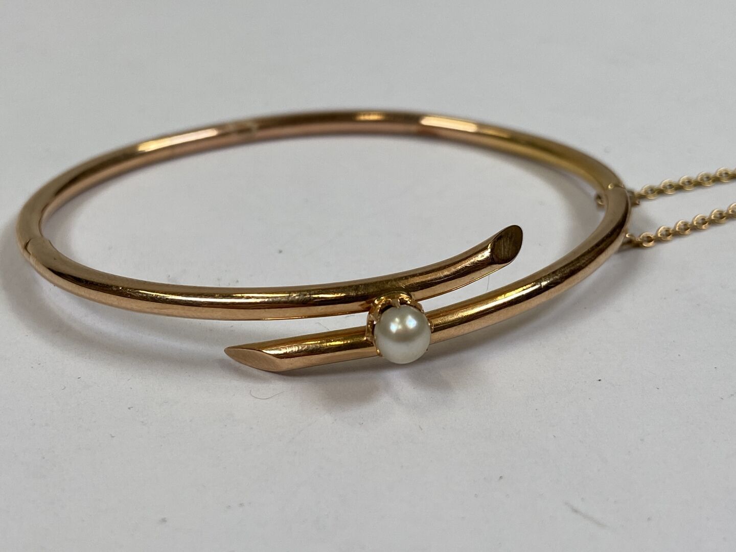 Null Offenes Armreifarmband aus 18 Karat Gelbgold mit einer kleinen Perle in Kra&hellip;