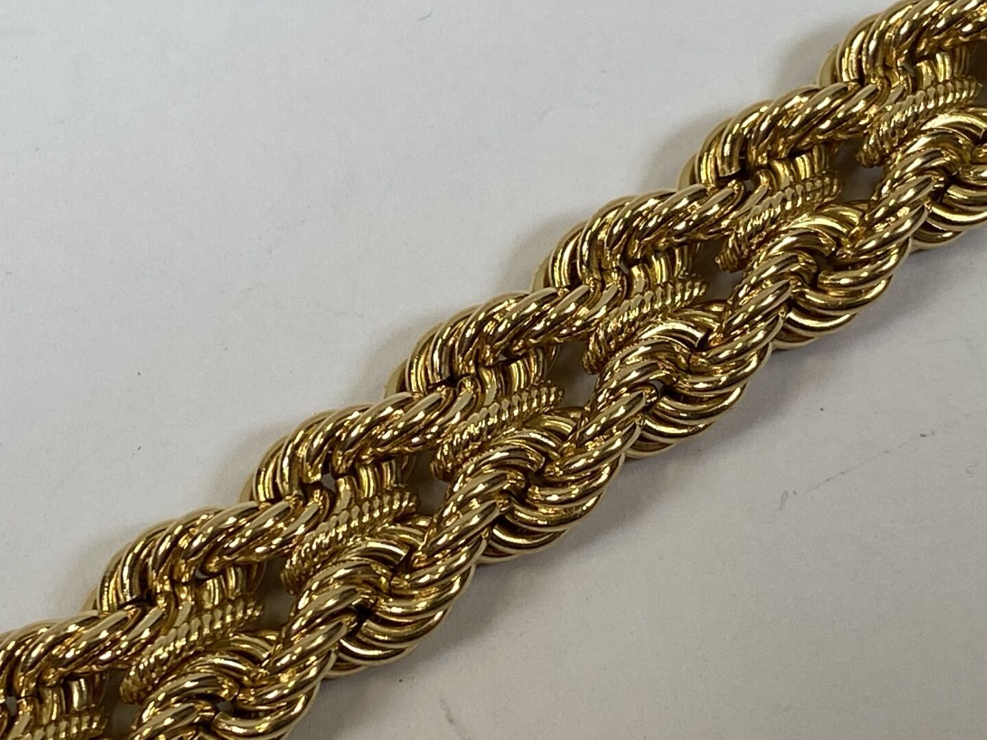 Null Bracelet in 18K yellow gold with twisted links.

Weight : 37,1 g.

L. 18 cm&hellip;