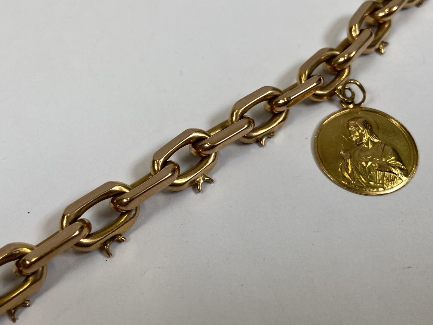 Null 重要的18K黄金手镯，持有一个以耶稣基督为主题的圆形宗教勋章。

重量：57.7克。

L. 20,5 cm.

(括号内的部分内容被剪掉，以前是放置&hellip;