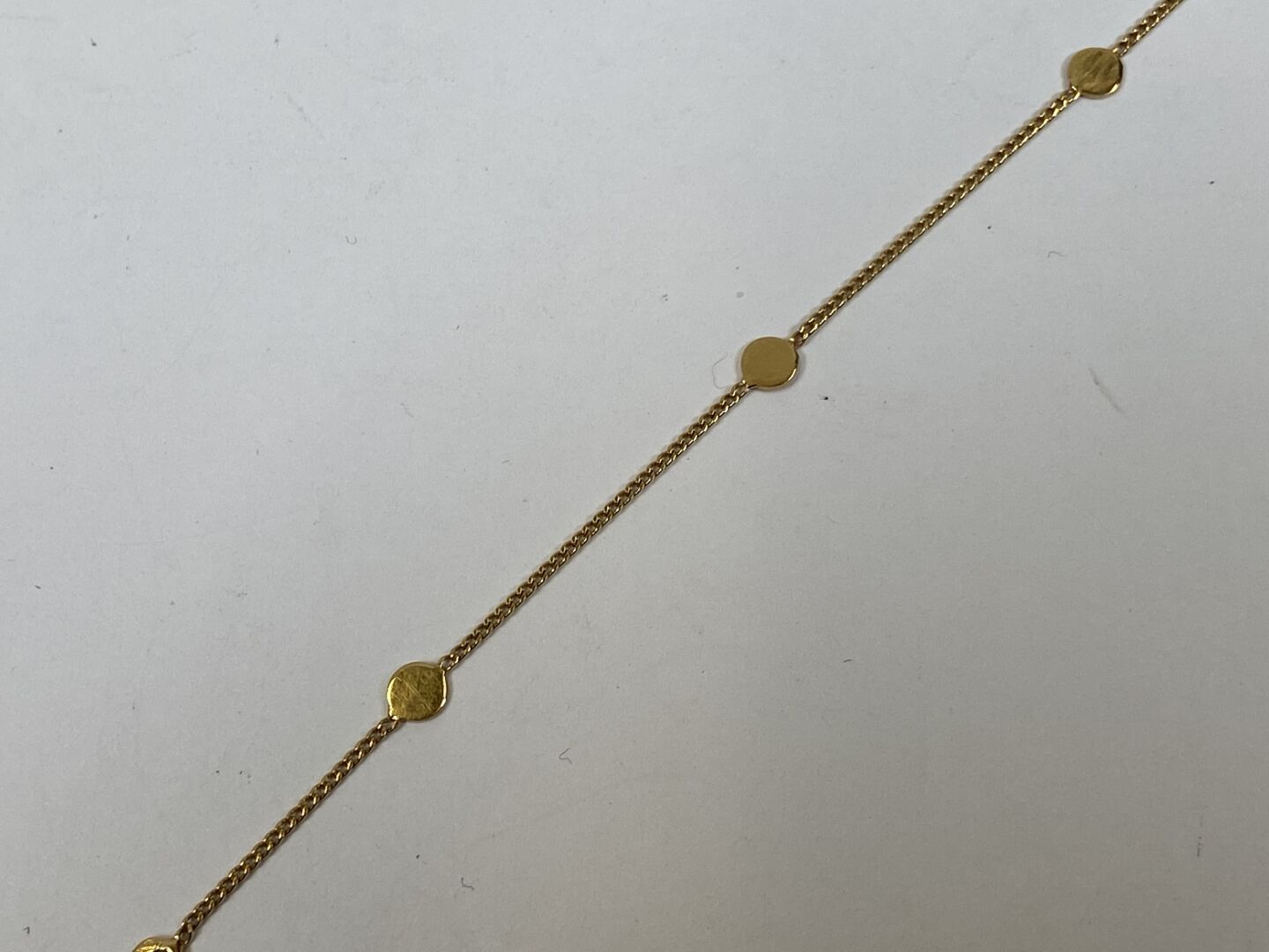 Null Bracciale in oro giallo 18 carati con piccole pastiglie.

Peso: 1,3 g.

L. &hellip;