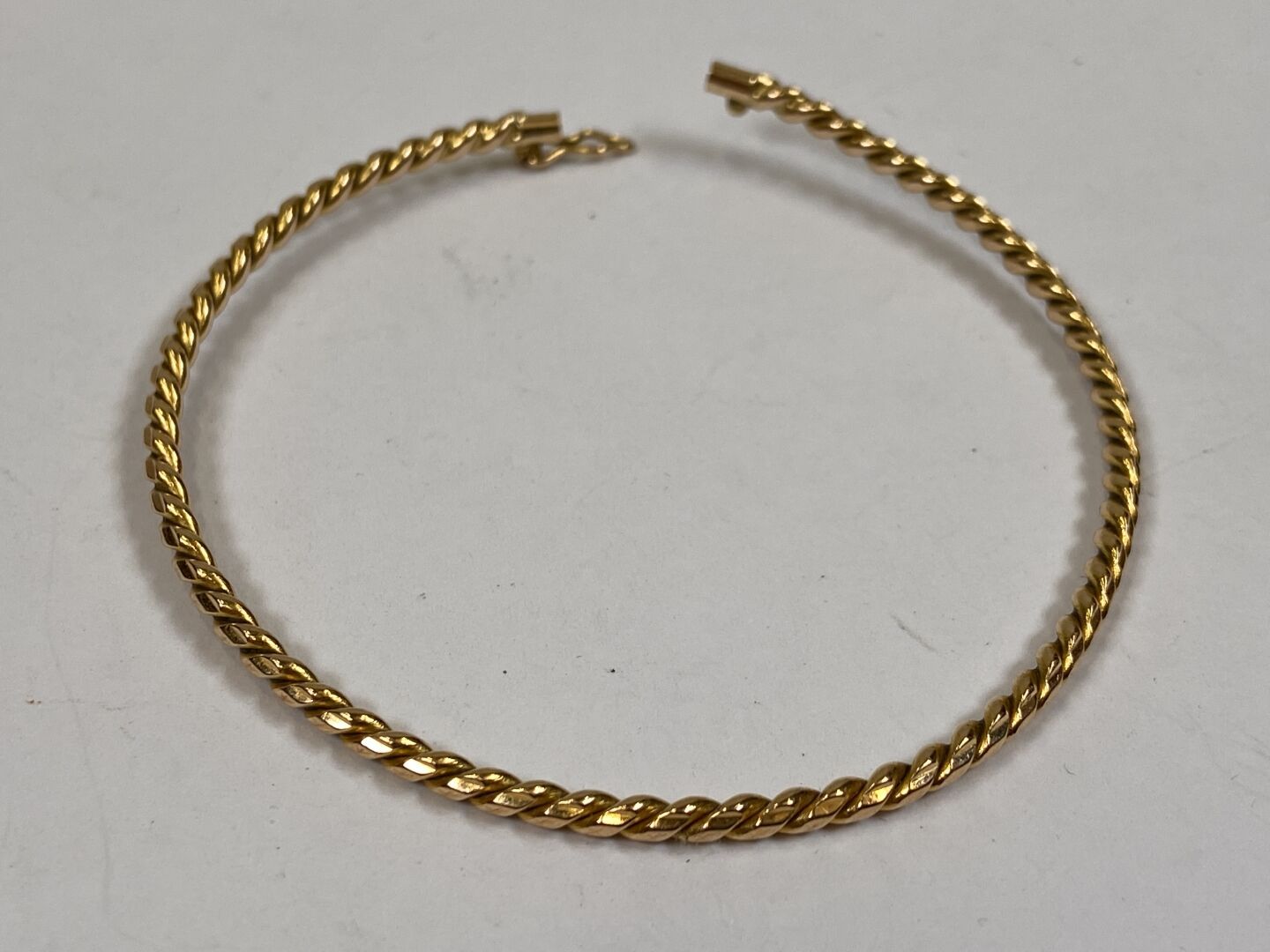 Null Bracelet jonc tressé en or jaune 18K.

Poids : 10,1 g.

Diam. 6,5 cm.

(fer&hellip;