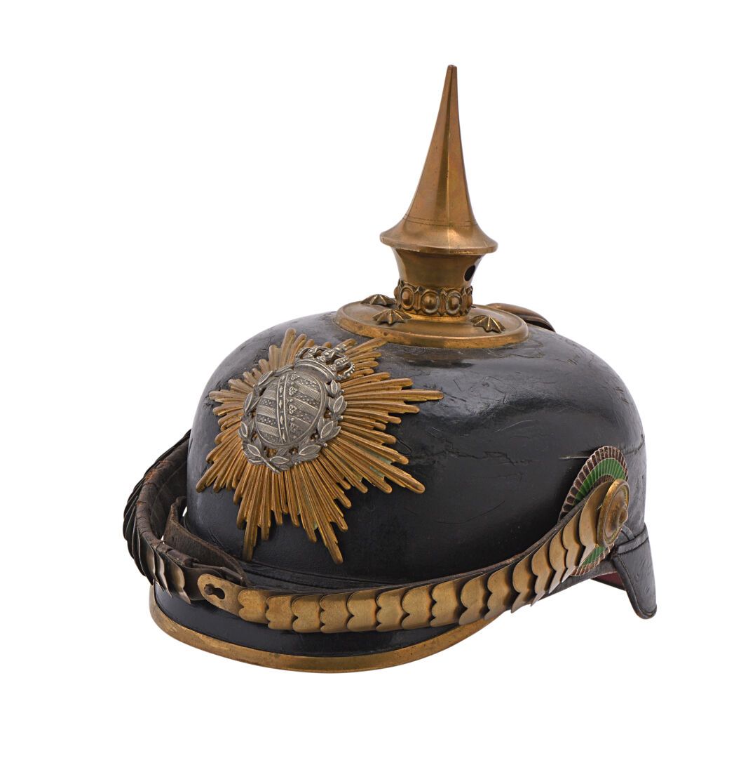 Null 萨克森王国，一战。

1895年的军官头盔，由第101至107、133、134、139、177至179、181和182号步兵团佩戴。

漆皮炸弹，带黄&hellip;