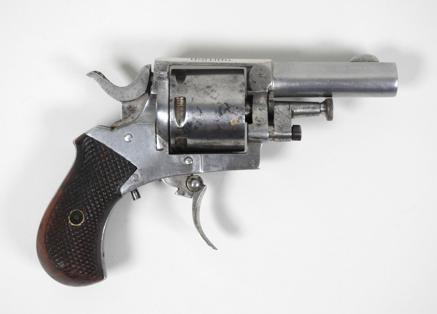 Null 比利时，19世纪末。

英国牛头犬 "袖珍左轮手枪。

加州，320。六次射击。在列日制造。所有金属部件都是白色的，有些地方有小斑点。圆筒上印有 "E&hellip;
