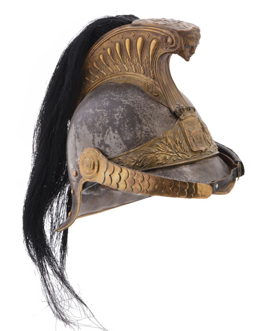 Null 法国，第三共和国（1870-1940）。

马背上的共和国卫队头盔，1876年的模型，波尔多市。

氧化镀镍的铁壳，黄铜带装饰有波尔多市徽章的叶子。遮&hellip;