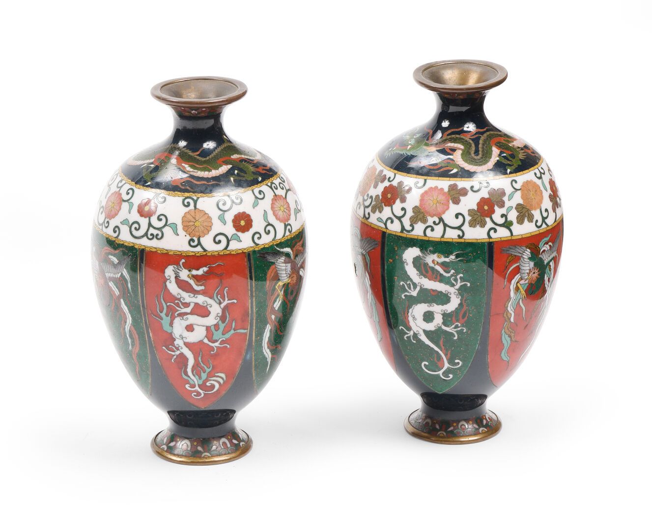 Null JAPAN, 20.

Ein Paar Vasen aus Kupfer und Cloisonné-Emaille, eiförmiger Bau&hellip;