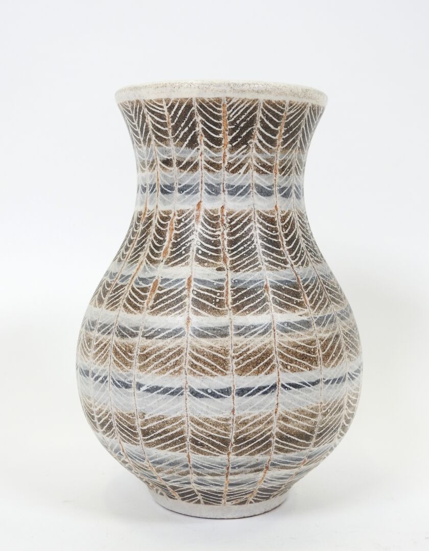 Null 马塞尔-吉约（1910-1985）。
珐琅彩陶器小花瓶，有疤痕的装饰。
背面有签名。
H.15厘米。