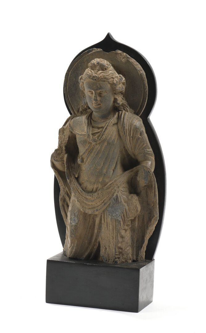 Null 犍陀罗希腊-佛教艺术，2-3世纪。
灰色片岩菩萨塑像，站立，头部有灵光，左肩戴着桑格蒂，有项链装饰，面容安详，头发波浪形，有底座。
H.23厘米。
(&hellip;
