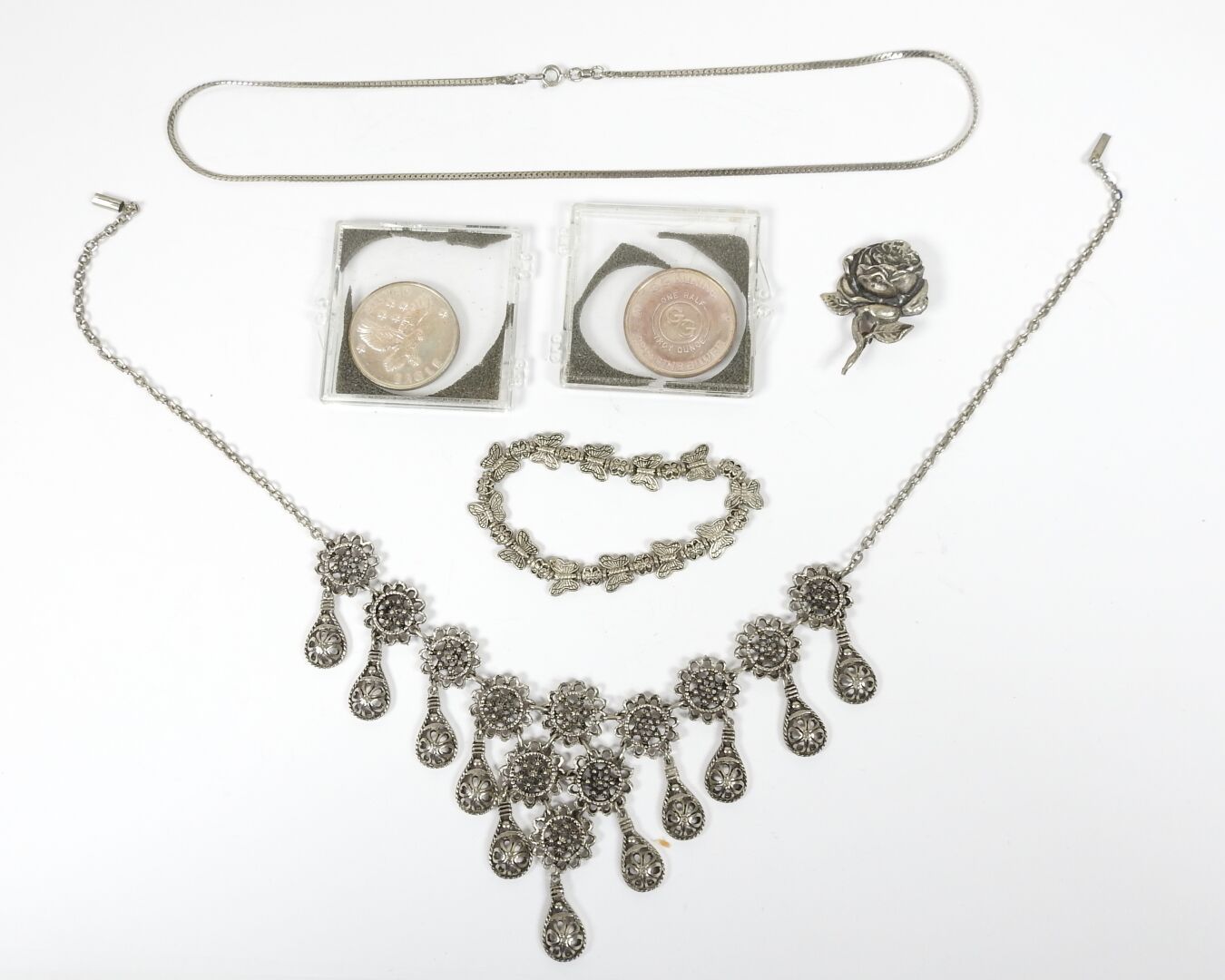 Asistencia dinastía Rafflesia Arnoldi Conjunto de joyas de metal que incluye: collar drapeado,… | Drouot.com