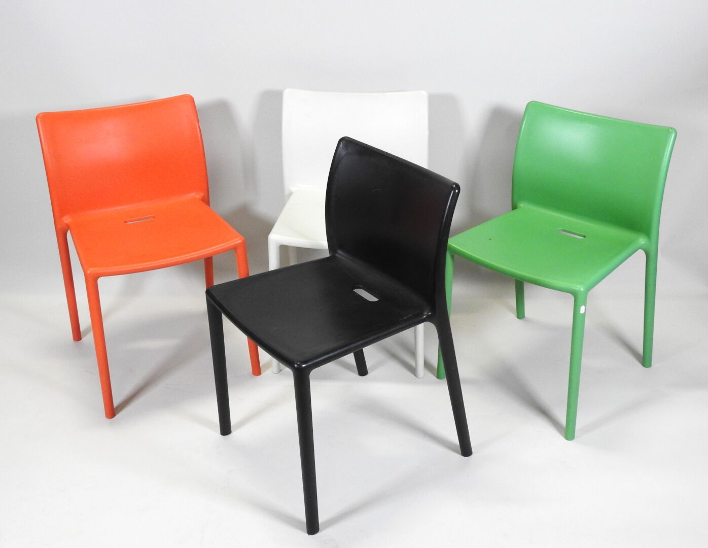 Null 贾斯帕-莫里森（生于1959年），为MAGIS出版社设计。
一套四把绿色、黑色、红色和白色塑料的堆叠椅，模型Air-Chair。
76 x 40 x &hellip;