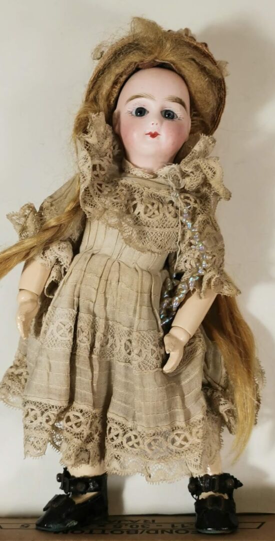 Null 法国小娃娃，头部为平纹，闭口，标有 "HP 1 "的蓝色固定眼睛，铰接式的身体，旧衣服和鞋子，高=22厘米。