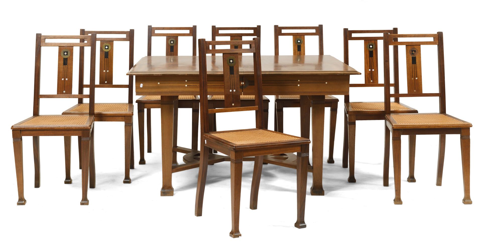 Null 按照古斯塔夫-塞鲁里耶-博维（1858-1910）的品味。 
红木餐厅家具，用黄铜，异国情调的木材，象牙和珍珠母镶嵌的几何装饰，包括：
- 一个几何形&hellip;