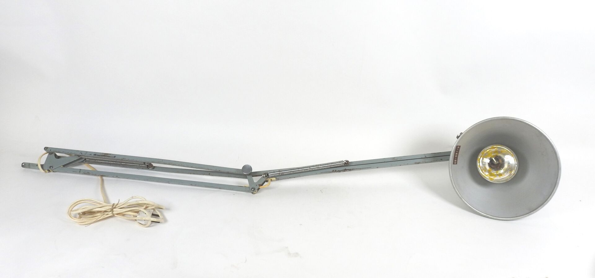 Null 雅各布-JACOBSEN（1901-1996），风格为。
LUXO L1模型。
蓝灰色调的镀铬金属的铰链灯。
60年代的作品。
高：展开后约119厘米&hellip;
