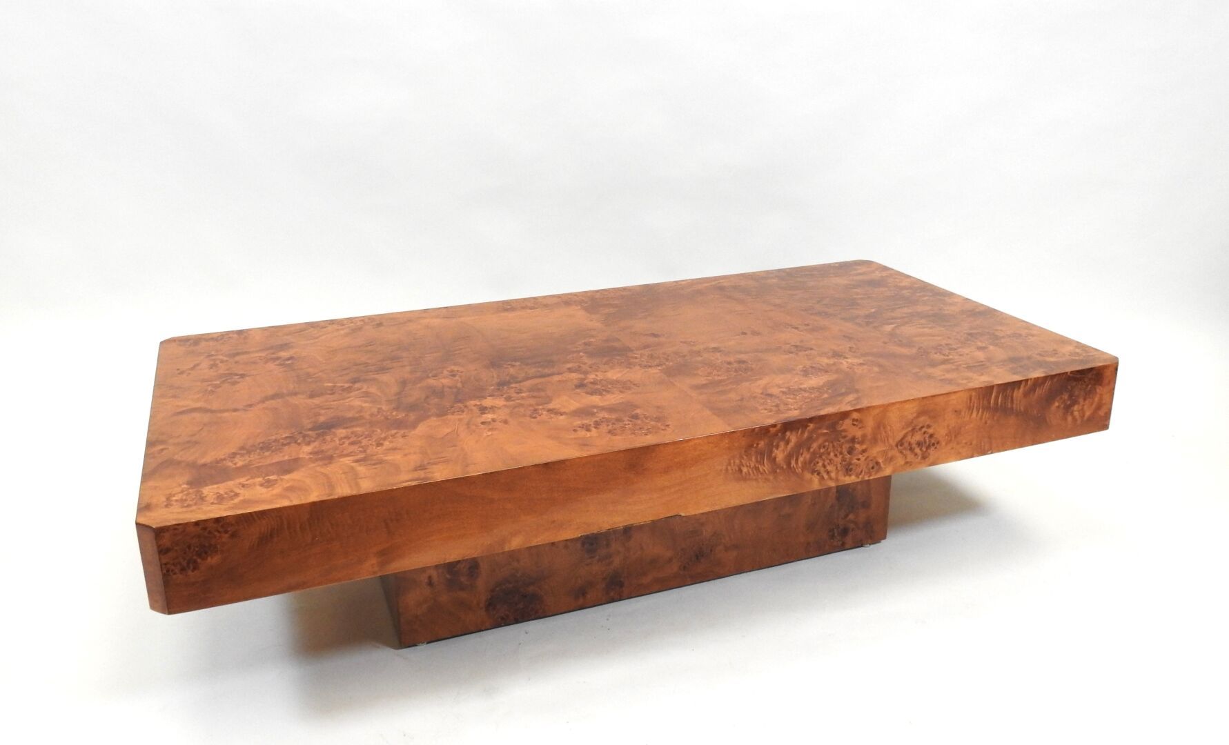 Null 软木、刨花板和毛边饰面的长方形咖啡桌，有斜角。
制作于80年代和90年代。
30 x 120 x 60厘米。
(清漆有划痕，木皮丢失）。