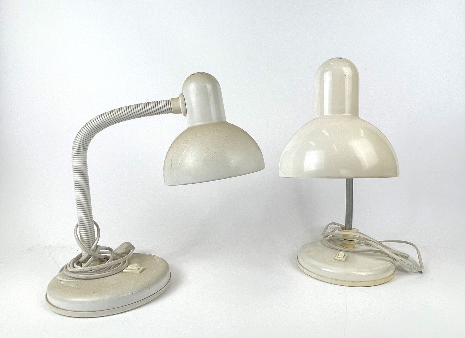 Null 风格。
两个白色塑料和金属的台灯。
80年代的作品。
高度：34厘米左右。
(磨损)。