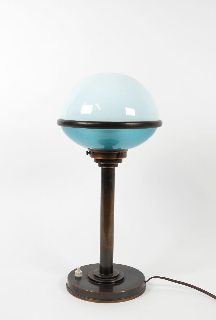 Null ILRIN，20世纪初。 
台灯，铜制底座和玻璃灯罩，有签名。 
高度：38厘米。