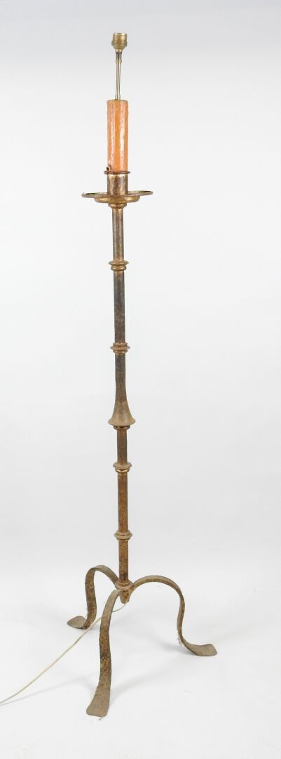 Null 带三脚架底座的锻铁落地灯，原为镀金漆面。
20 世纪野蛮主义作品。
高度：165 厘米。
(氧化）。