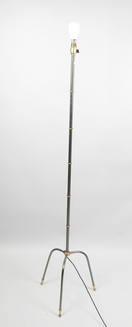 Null 金属和镀金金属三脚落地灯。
80 年代的作品。
高度：150 厘米。