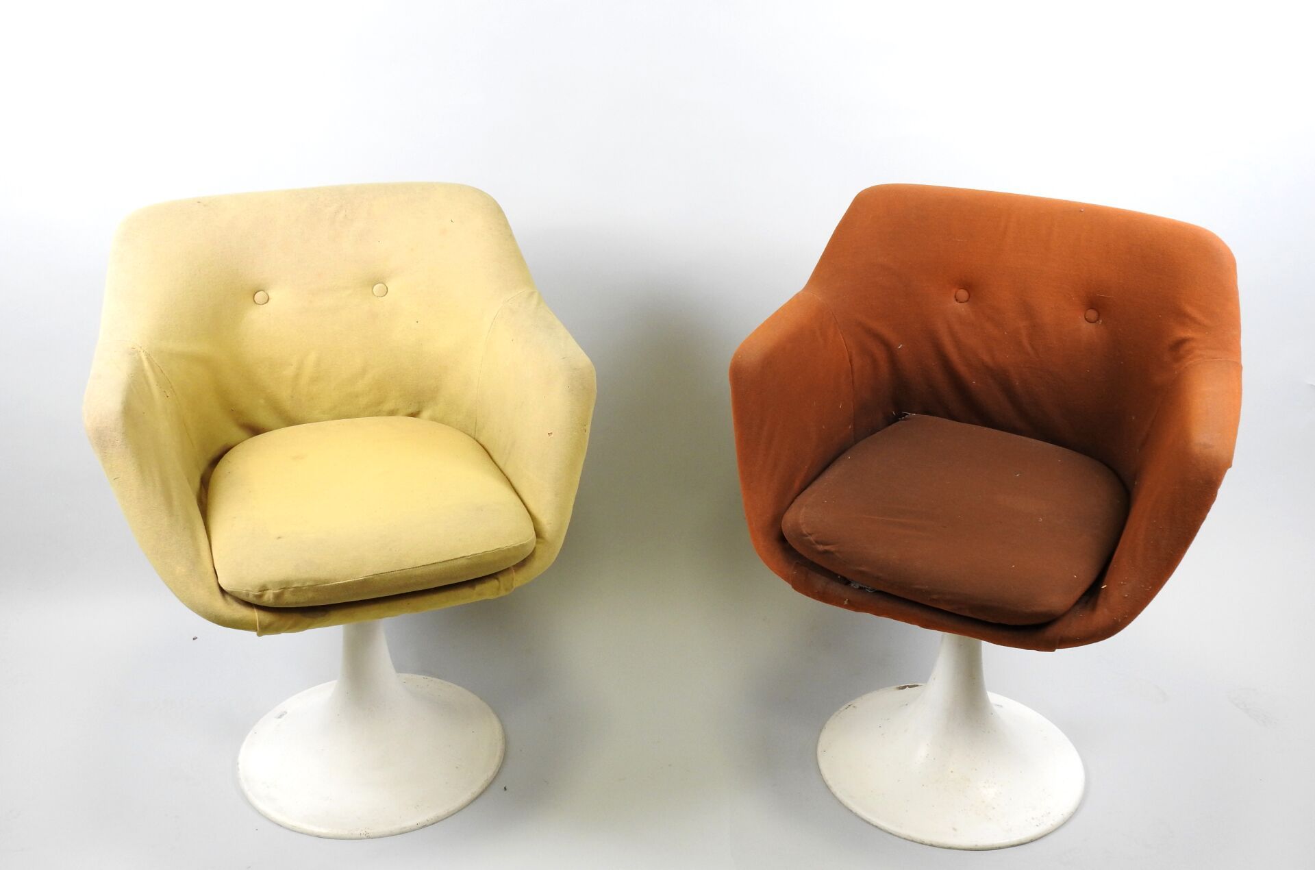 Null Pair of "TULIPE" armchairs in white plastic, orange and yellow fabric uphol&hellip;