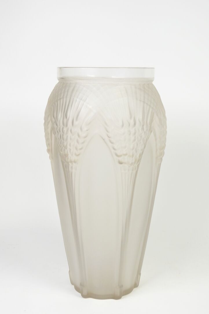 Null ETLING.
Grand vase en verre moulé opalescent à décor d'épis de blé.
Période&hellip;