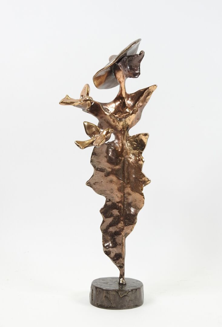 Null Yves LOHE (1947).
La femme aux oiseaux.
Sculpture en bronze patiné signée s&hellip;