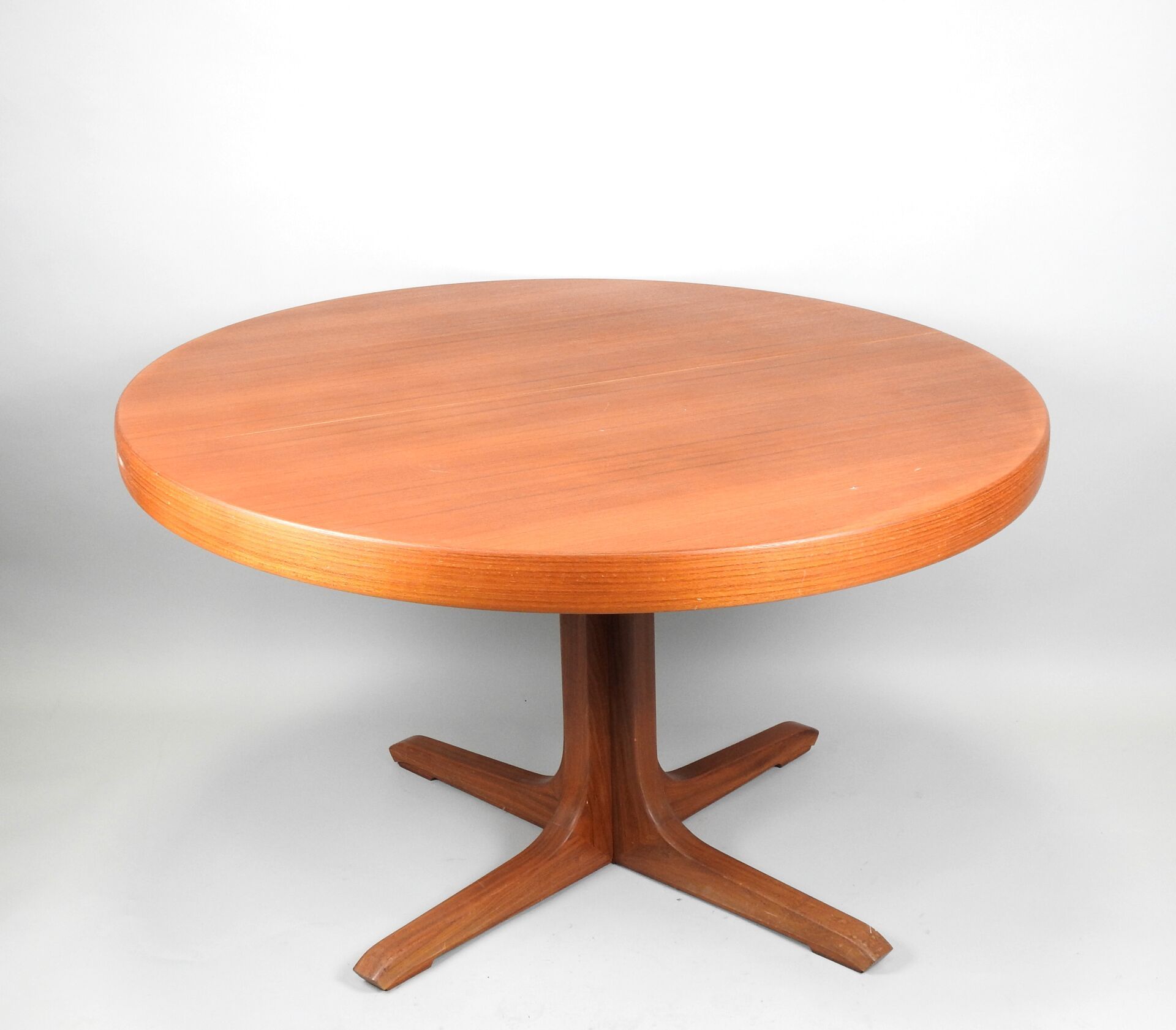 Null Table de salle à manger en bois type Baumann, le piétement quadripode, le p&hellip;