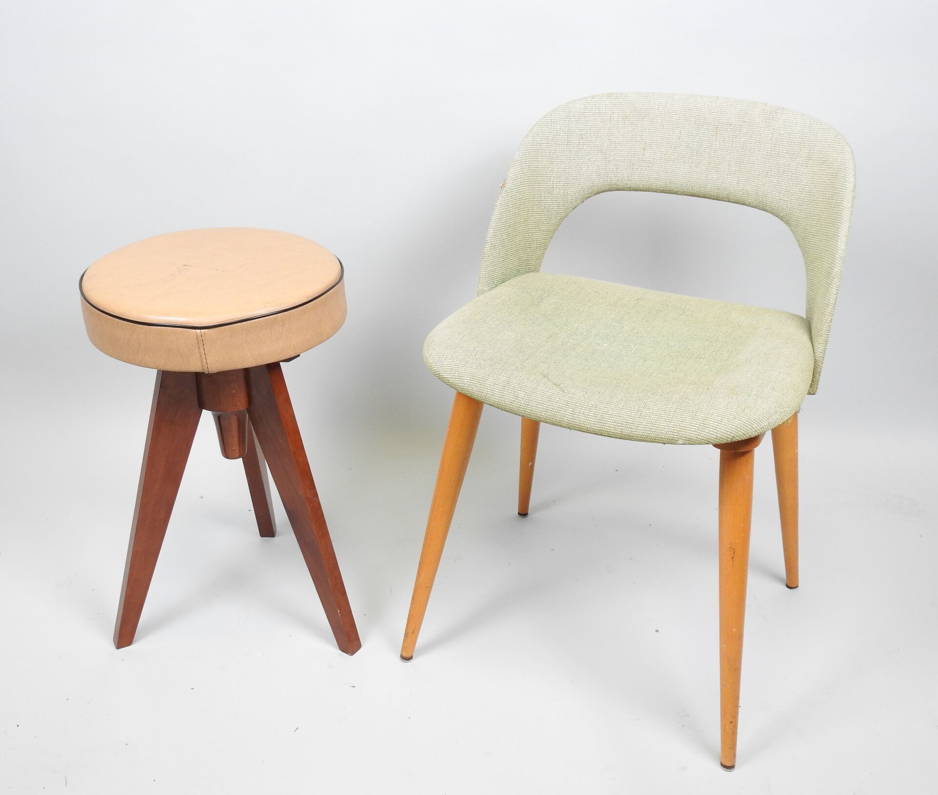 Null Lot bestehend aus:
- Hocker aus Holz und Sitzfläche aus Skai, REINER modell&hellip;
