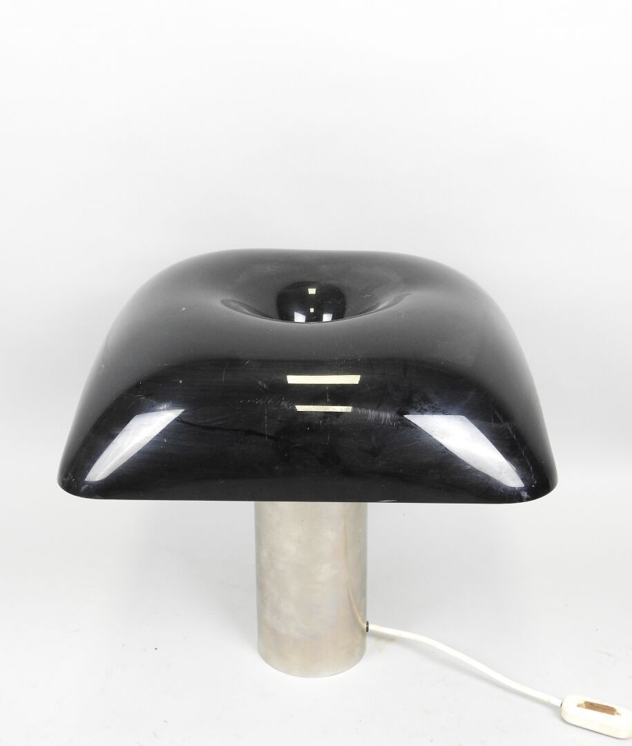 Null 蘑菇灯，带镀铬金属轴和黑色塑料灯罩。
70 年代制造。
39 x 40 x 40 厘米。
(磨损）。