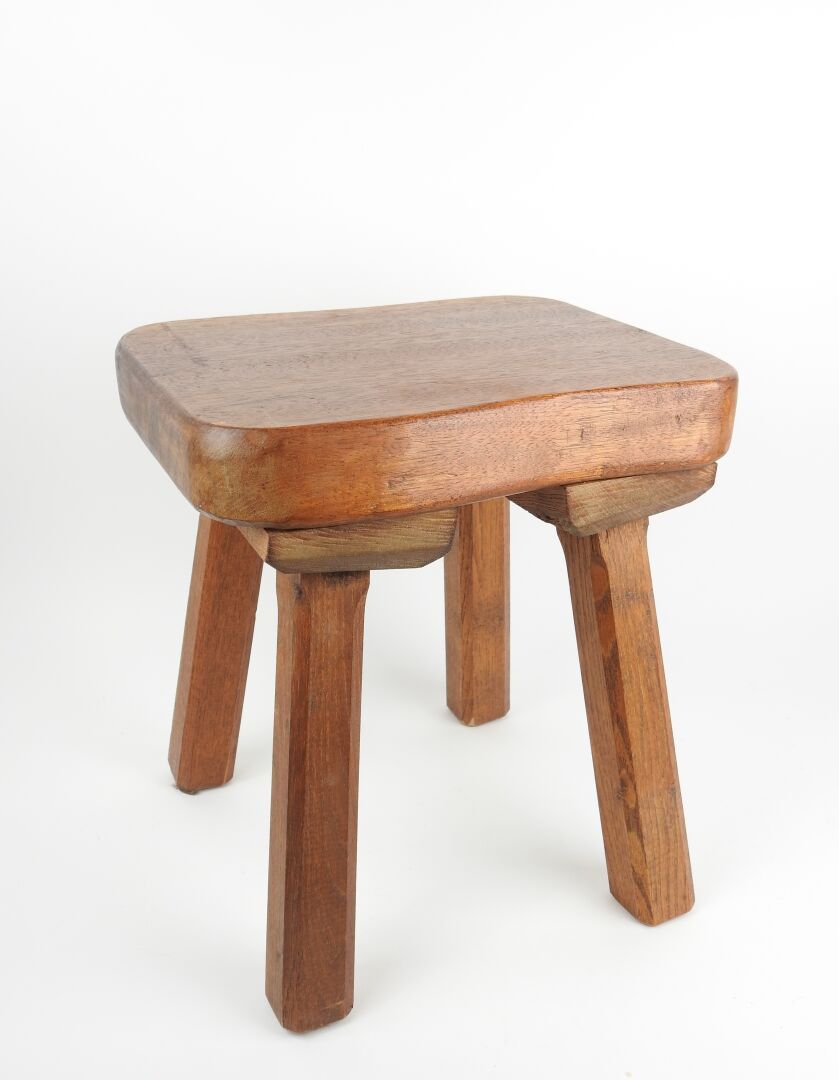 Null 四脚木制牧牛凳或挤奶凳。
20 世纪的民间艺术。
37 x 33 x 27 厘米。
(轻微磨损）。