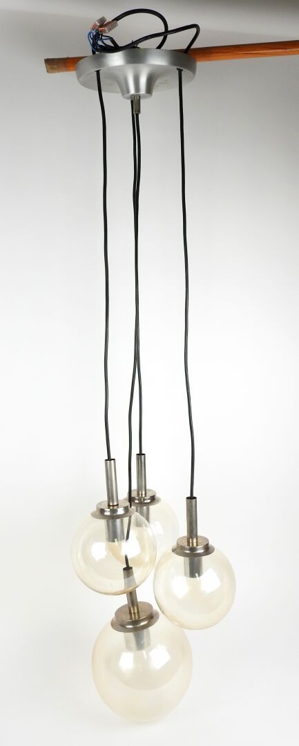 Null 带有四个玻璃球的爬山虎吊灯，镀铬金属框架。
80 和 90 年代的作品。
高度：120 厘米。