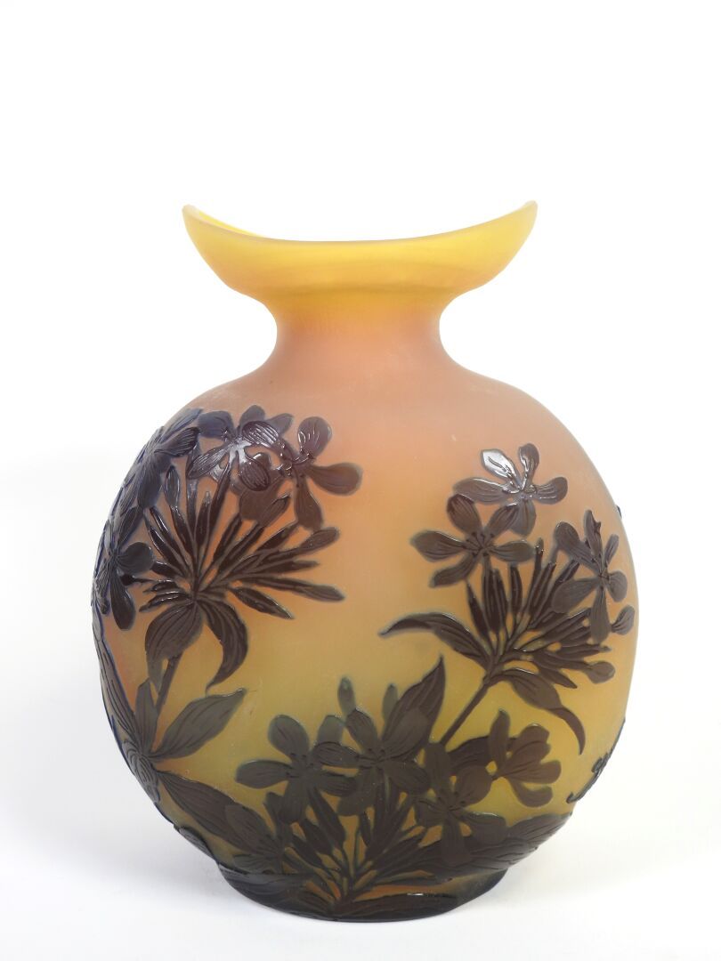 Null Émile GALLÉ (1846-1904).
Vase à panse globulaire et col élargi en verre mul&hellip;
