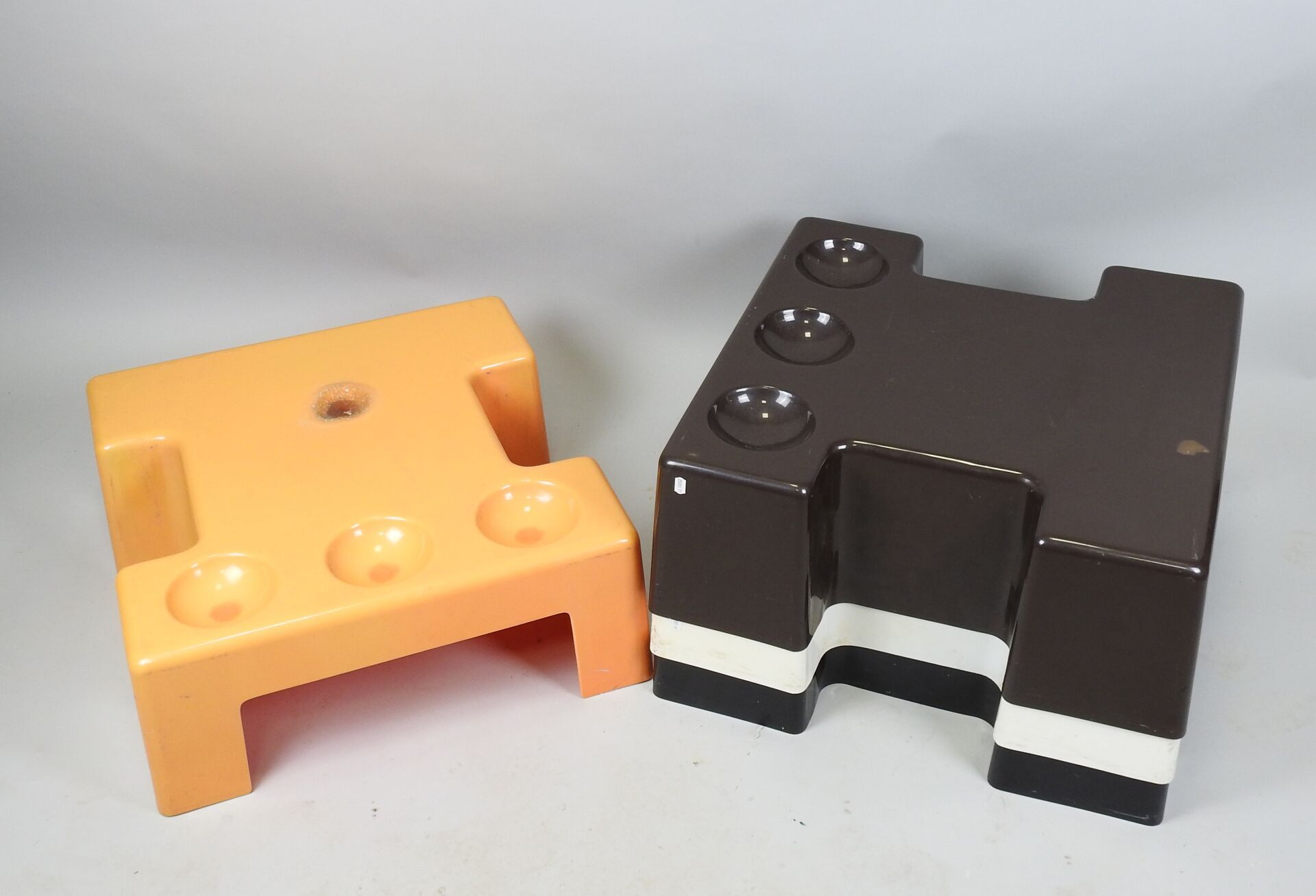 Null Quatre tables en plastique thermoformé modèle "PUZZLE" couleurs marron, bla&hellip;