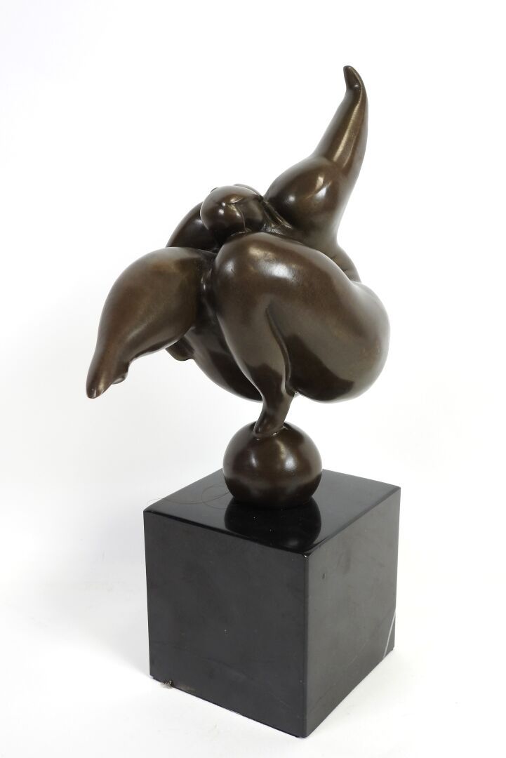 Null MILO (XXe).
Femme acrobate sur boule.
Sujet en bronze à patine brune signé,&hellip;