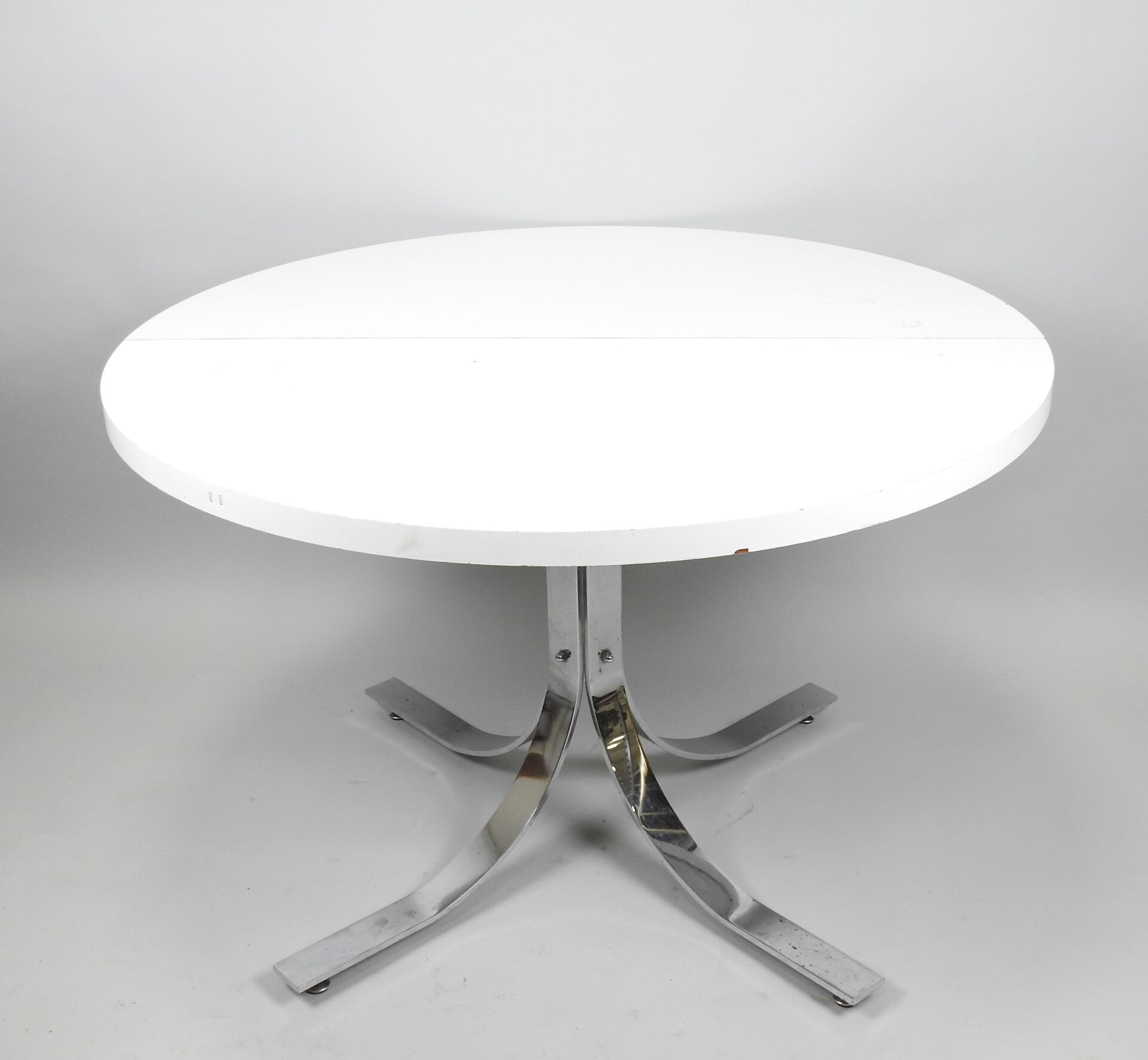 Null Table de salle à manger à piètement en métal chromé, le plateau circulaire &hellip;